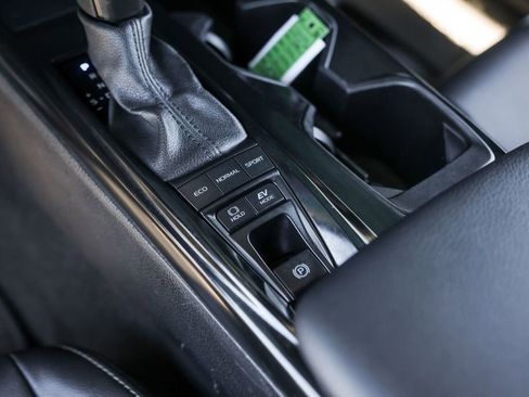 Used 2025 Toyota Camry SE w/ Convenience Package image 18