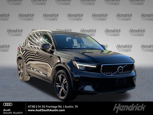Used 2025 Volvo XC40 B5 Core image 1