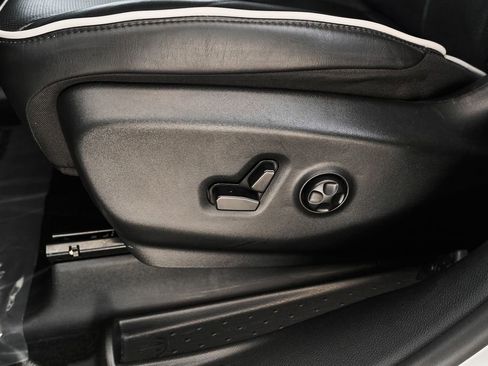 Used 2025 Chrysler Pacifica Limited image 15