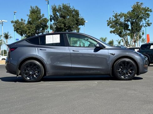 Used 2022 Tesla Model Y Long Range AWD/4WD image 2