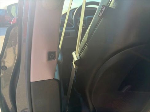Used 2023 Chrysler Pacifica Touring-L image 22