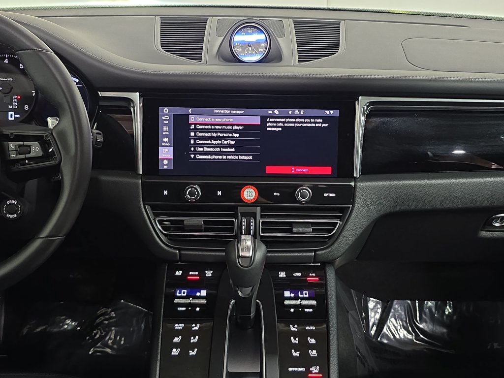 Certified 2026 Porsche Macan AWD/4WD image 16