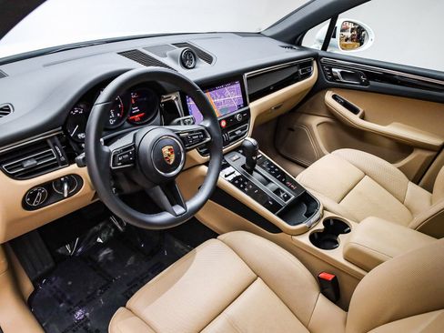 Certified 2025 Porsche Macan image 4