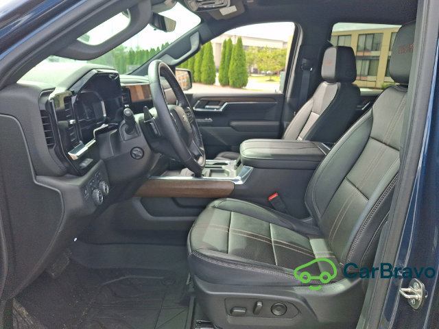 Used 2023 Chevrolet Silverado 1500 High Country w/ Technology Package AWD/4WD image 14