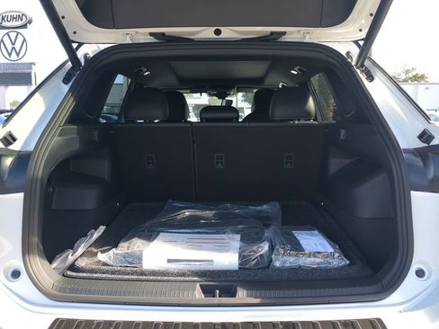 New 2026 Volkswagen Tiguan SE R-Line FWD image 9