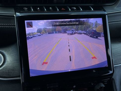Used 2025 Jeep Grand Cherokee Limited w/ Black Appearance Package AWD/4WD image 16