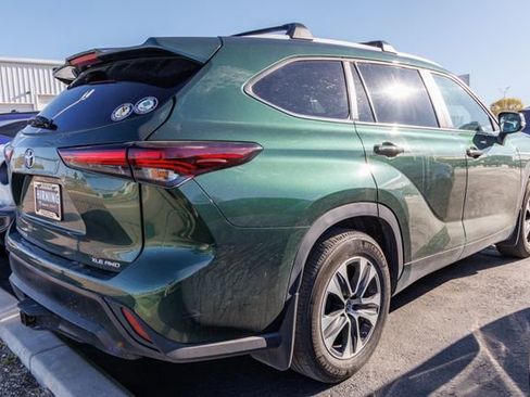 Used 2024 Toyota Highlander XLE image 2