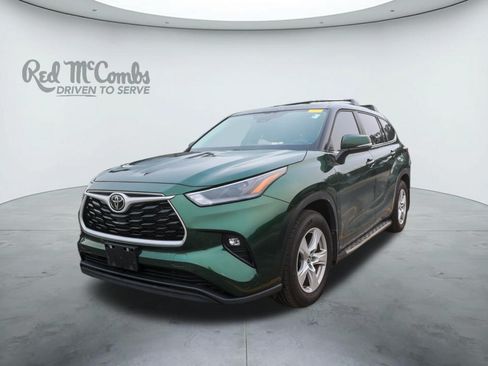 Used 2025 Toyota Highlander LE FWD image 1