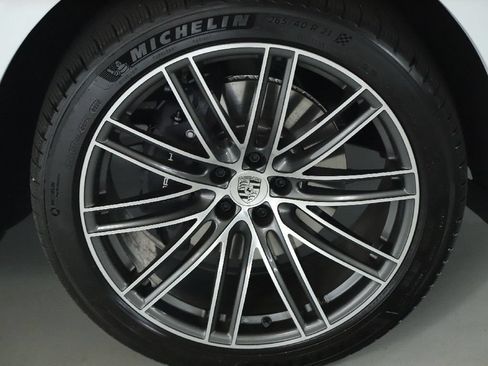 Used 2026 Porsche Macan AWD/4WD image 11