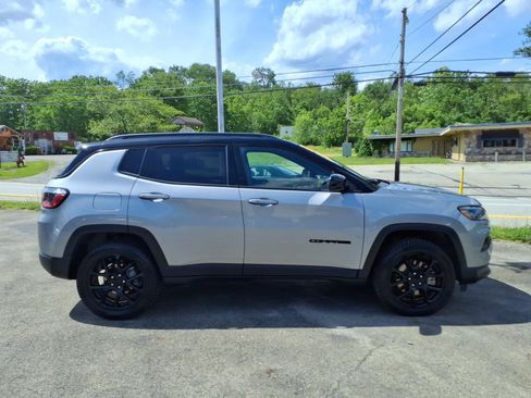 Used 2023 Jeep Compass Latitude w/ Sun and Sound Group AWD/4WD image 2
