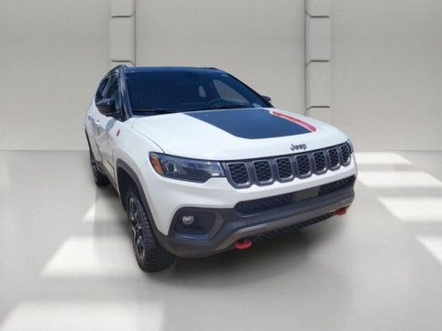 Used 2025 Jeep Compass Trailhawk AWD/4WD image 3