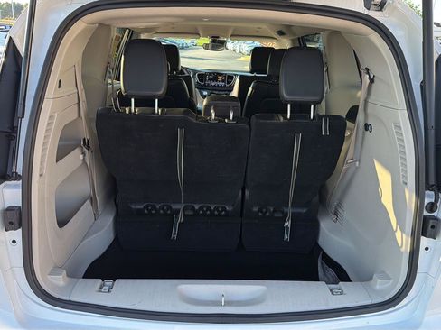 Used 2024 Chrysler Pacifica Touring-L FWD image 32