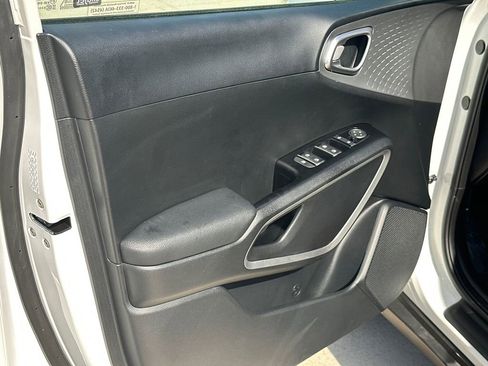 Used 2025 Kia Soul LX w/ LX Technology Package image 10