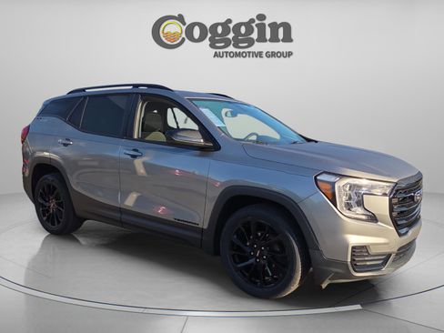 Used 2023 GMC Terrain SLE w/ Driver Convenience Package image 7