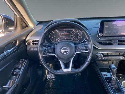 Used 2024 Nissan Altima 2.5 SR FWD image 12