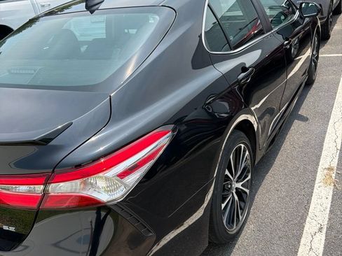Used 2020 Toyota Camry SE FWD image 5
