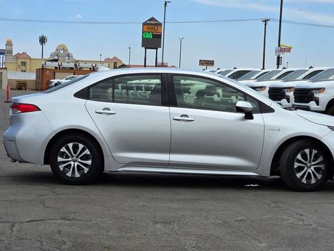 Used 2020 Toyota Corolla LE FWD image 3