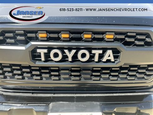 Used 2017 Toyota Tacoma TRD Sport AWD/4WD image 30