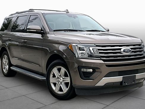 Used 2018 Ford Expedition XLT w/ Equipment Group 202A RWD image 3