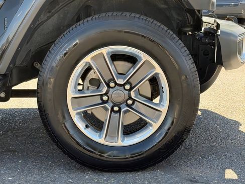 Used 2018 Jeep Wrangler Unlimited Sahara AWD/4WD image 7