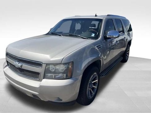 Used 2007 Chevrolet Suburban LT w/ LT Preferred Equipment Group AWD/4WD image 1