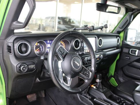 Used 2018 Jeep Wrangler Unlimited Sahara AWD/4WD image 22