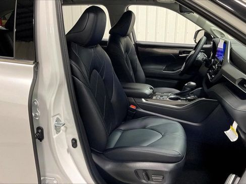 Used 2025 Toyota Highlander Platinum image 7