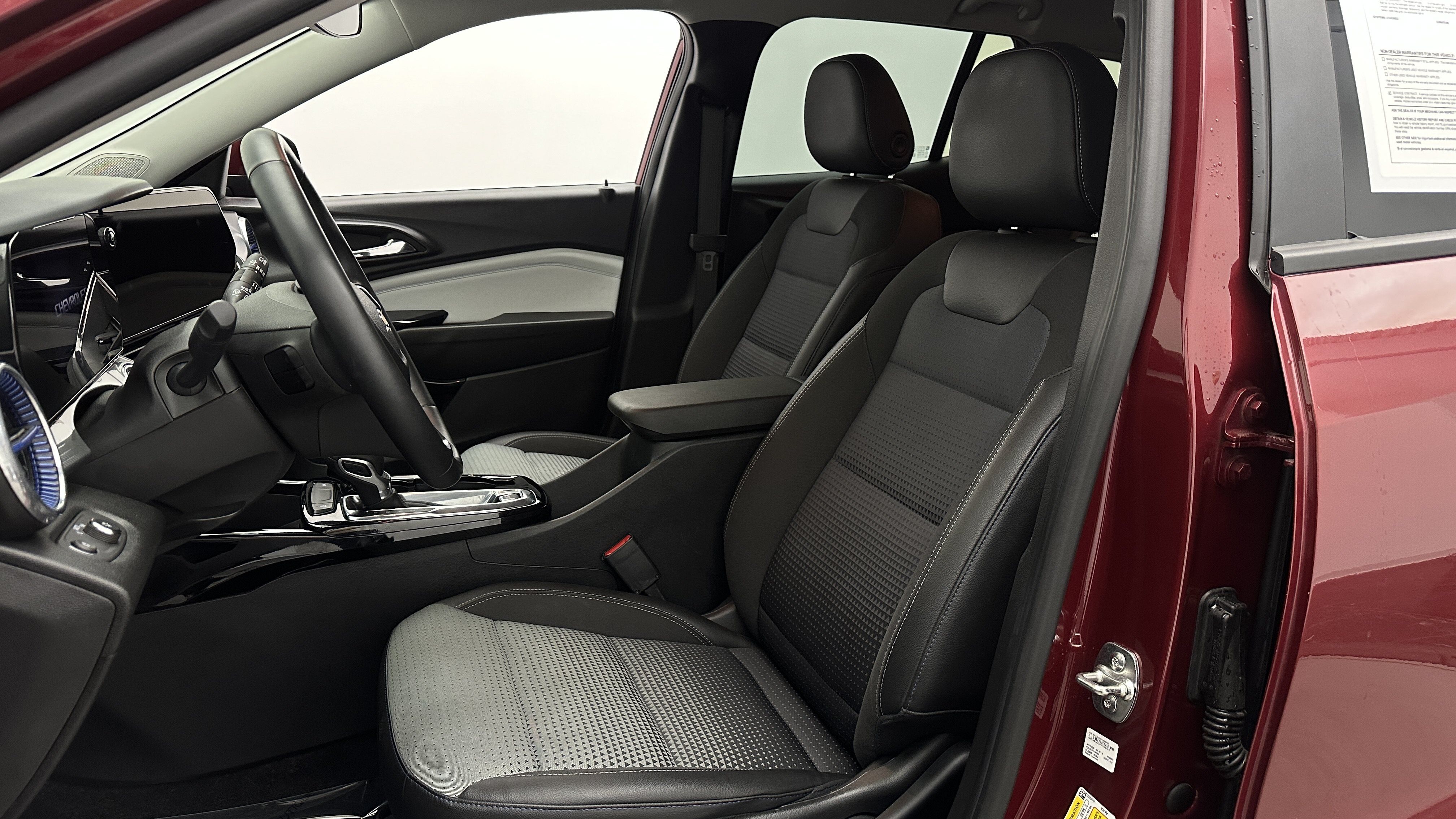 Used 2025 Chevrolet Trax LT w/ LT Convenience Package FWD image 14