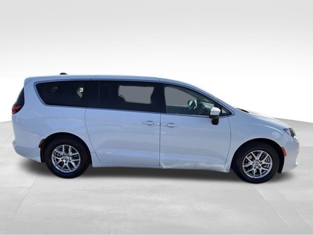 Used 2022 Chrysler Voyager LX FWD image 6