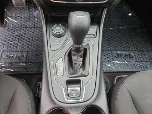 Used 2019 Jeep Cherokee Latitude w/ Cold Weather Group AWD/4WD image 25
