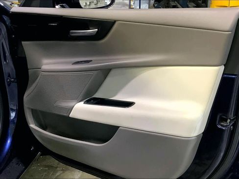 Used 2017 Jaguar XE Premium image 22