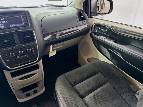 Used 2019 Dodge Grand Caravan SE image 23