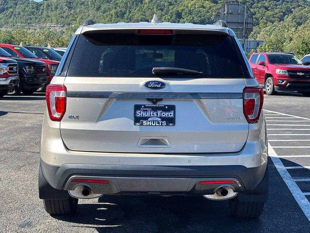 Used 2017 Ford Explorer XLT w/ Equipment Group 202A AWD/4WD image 5