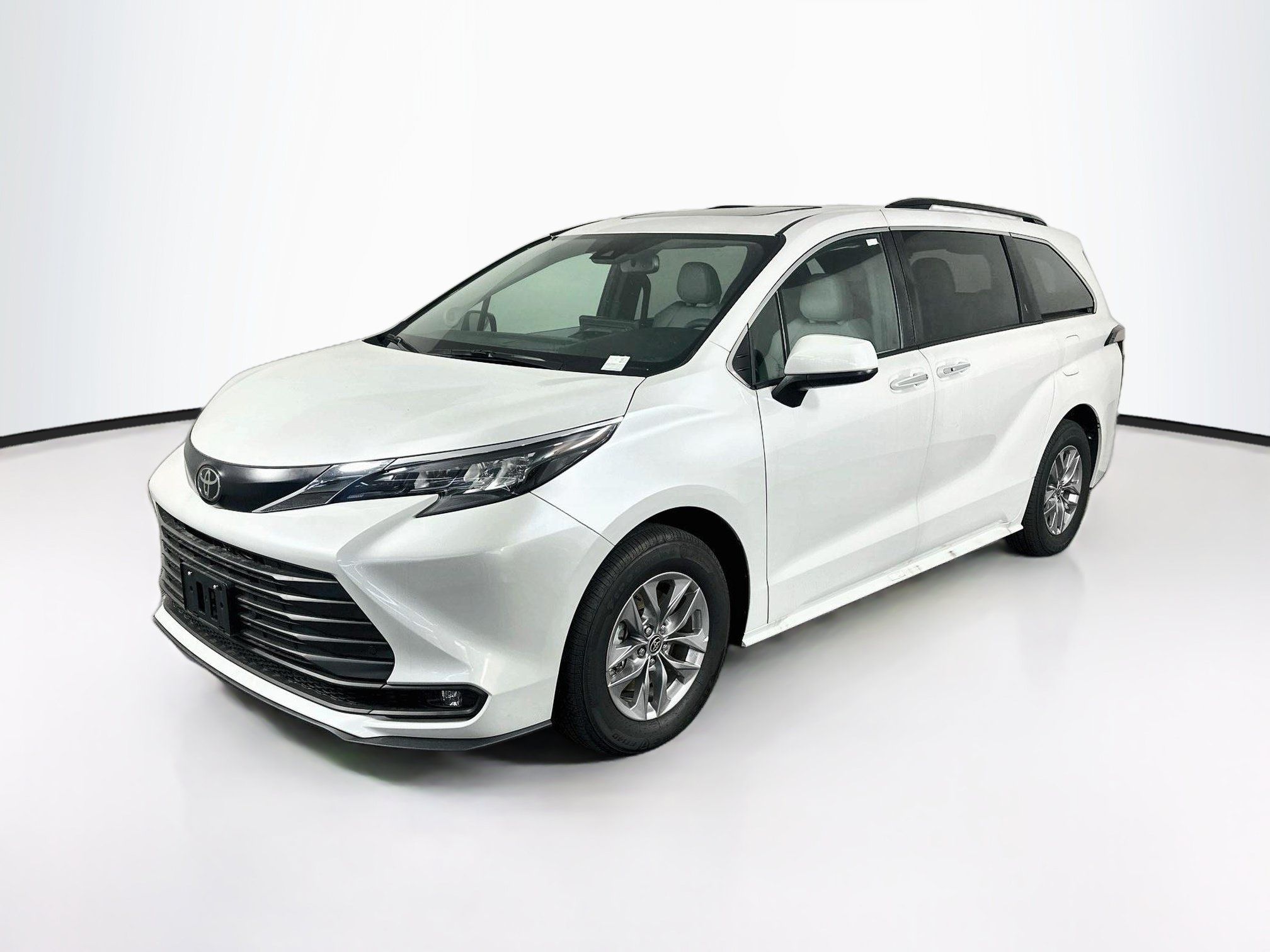 Used 2026 Toyota Sienna XLE FWD image 3