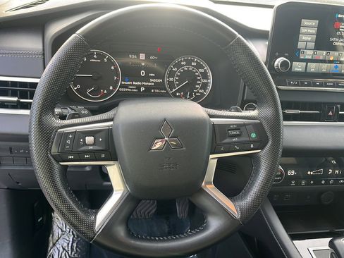 Used 2022 Mitsubishi Outlander SE image 23