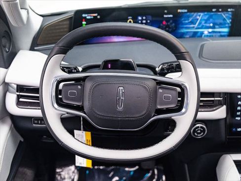 New 2026 Lincoln Navigator L Black Label AWD/4WD image 18