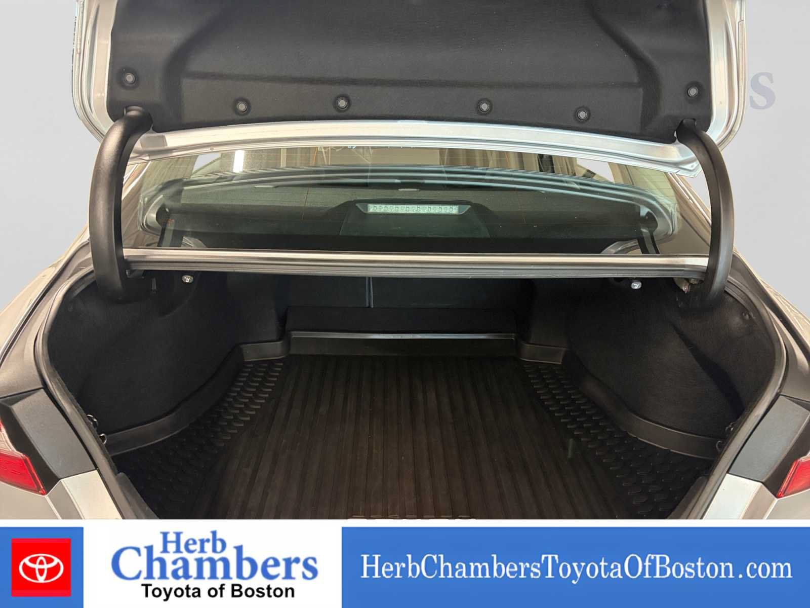 Used 2018 Toyota Camry SE FWD image 2