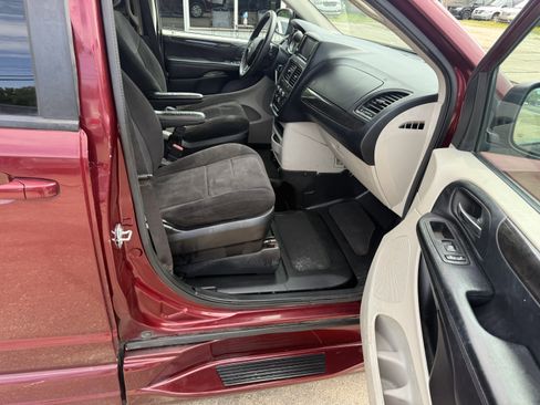 Used 2018 Dodge Grand Caravan SE w/ UConnect Hands-Free Group FWD image 11
