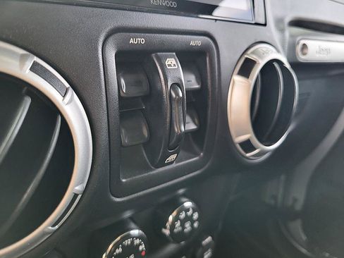 Used 2016 Jeep Wrangler Unlimited Sahara w/ Connectivity Group AWD/4WD image 11