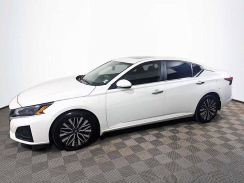 Certified 2024 Nissan Altima 2.5 SV w/ SV Premium Package FWD image 1