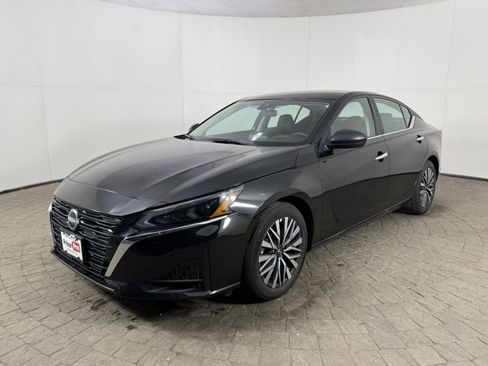 Used 2025 Nissan Altima 2.5 SV image 3