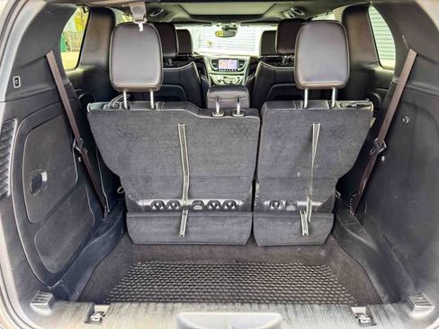 Used 2023 Chrysler Pacifica Limited w/ Uconnect Theater Family Group FWD image 13
