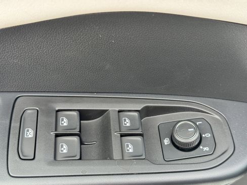 New 2025 Volkswagen Taos SE image 17