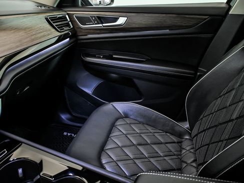 Used 2018 Chevrolet Traverse LT image 24