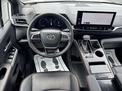 Used 2025 Toyota Sienna XSE AWD/4WD image 18