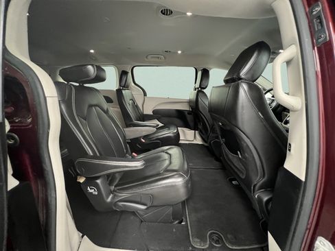Used 2023 Chrysler Pacifica Touring-L FWD image 38