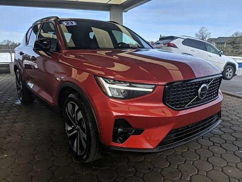 Used 2023 Volvo XC40 B5 Plus w/ Driver Assist Package AWD/4WD image 3