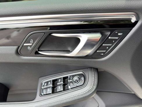Certified 2024 Porsche Macan AWD/4WD image 8