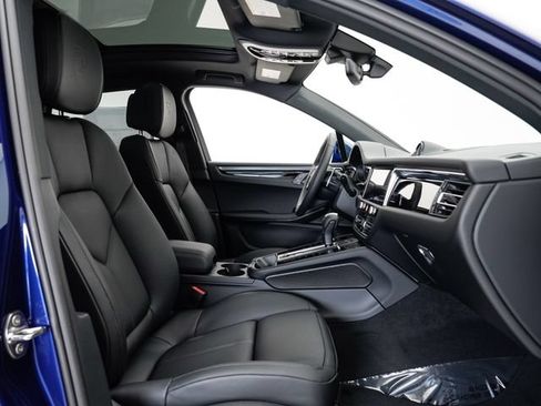 Certified 2025 Porsche Macan AWD/4WD image 24