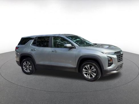 Used 2025 Chevrolet Equinox LT AWD/4WD image 2